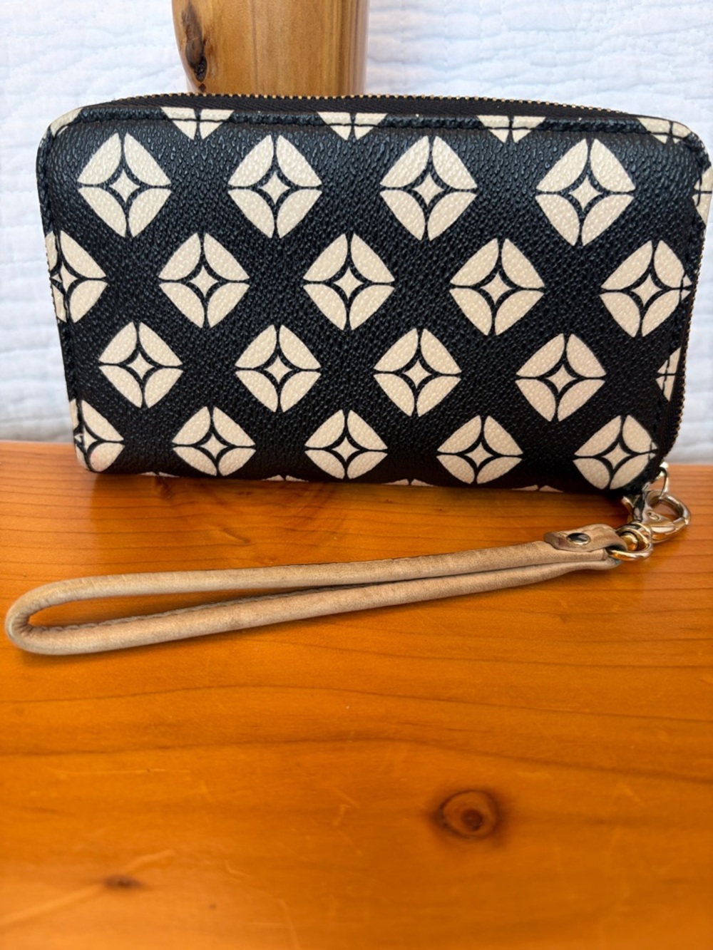 Fossil Black & Cream Patterned Wristlet
